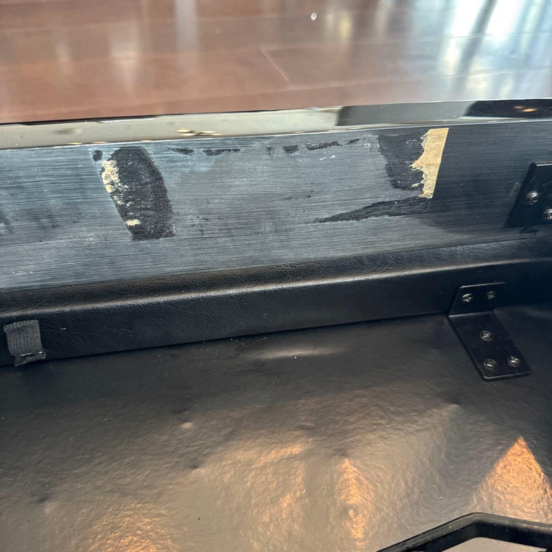 黒のピアノベンチ ボタン留め