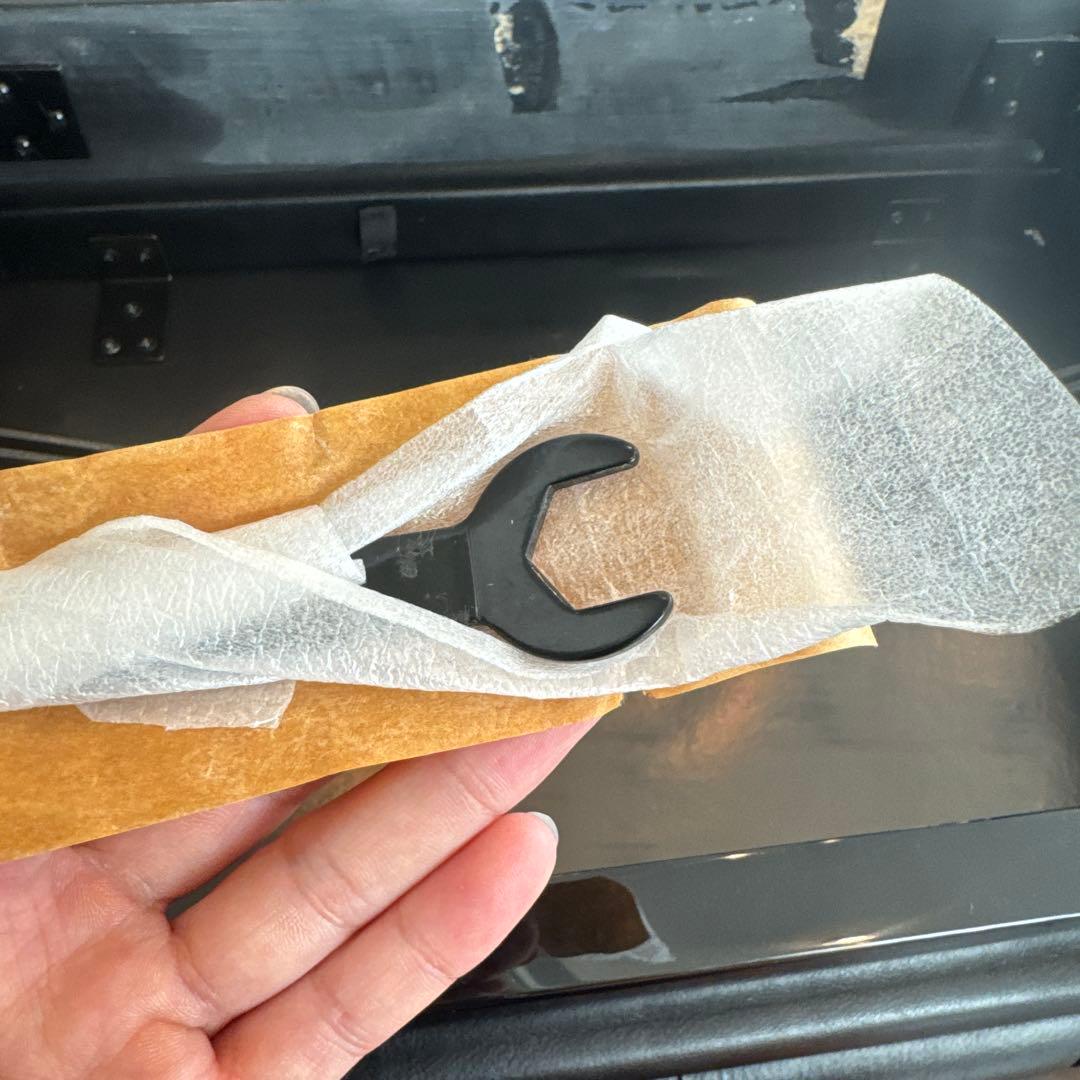 黒のピアノベンチ ボタン留め