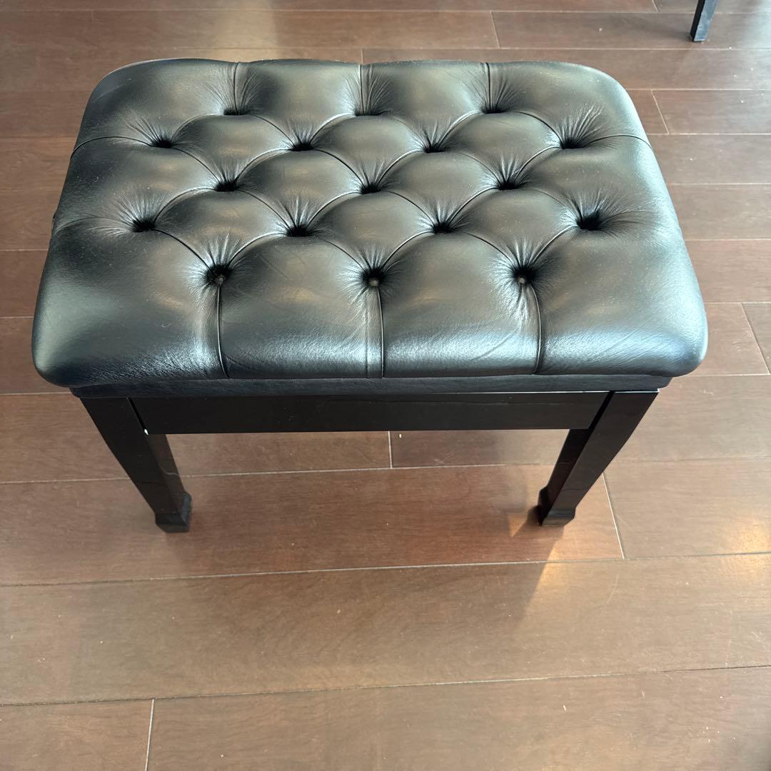 黒のピアノベンチ ボタン留め