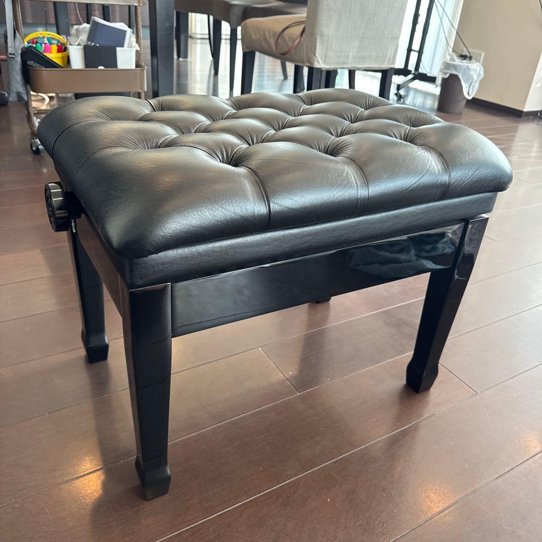 黒のピアノベンチ ボタン留め