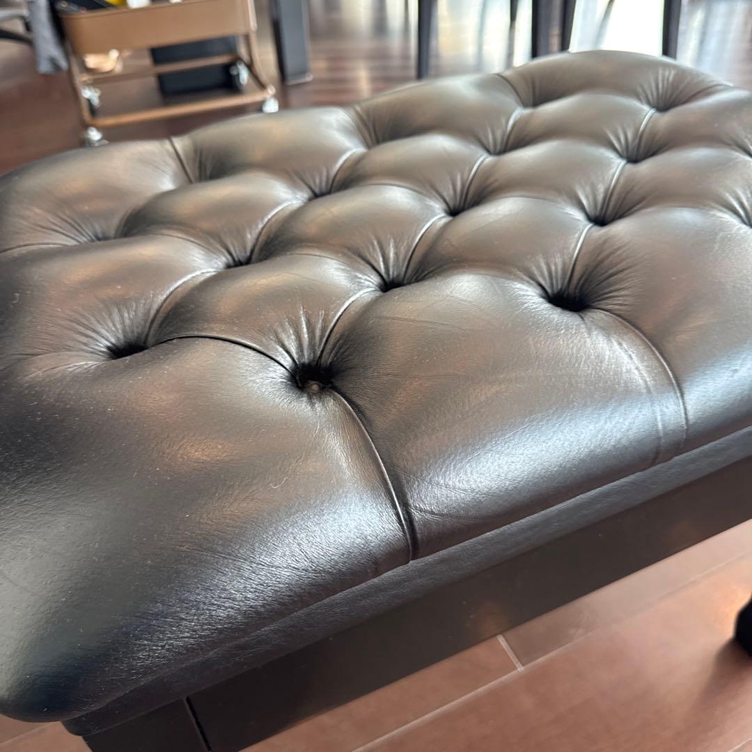 黒のピアノベンチ ボタン留め