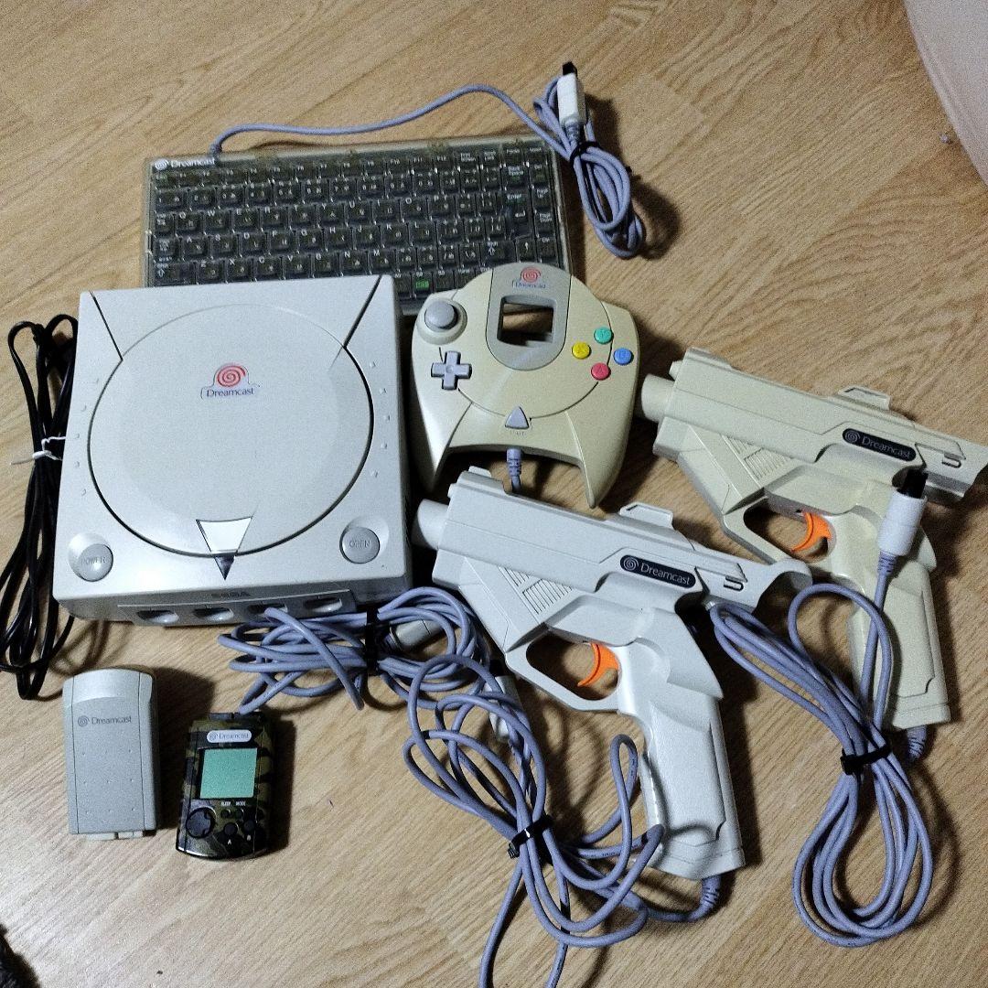 ドリームキャスト 本体&コントローラー、ガンコン2、キーボード、ソフト付き
