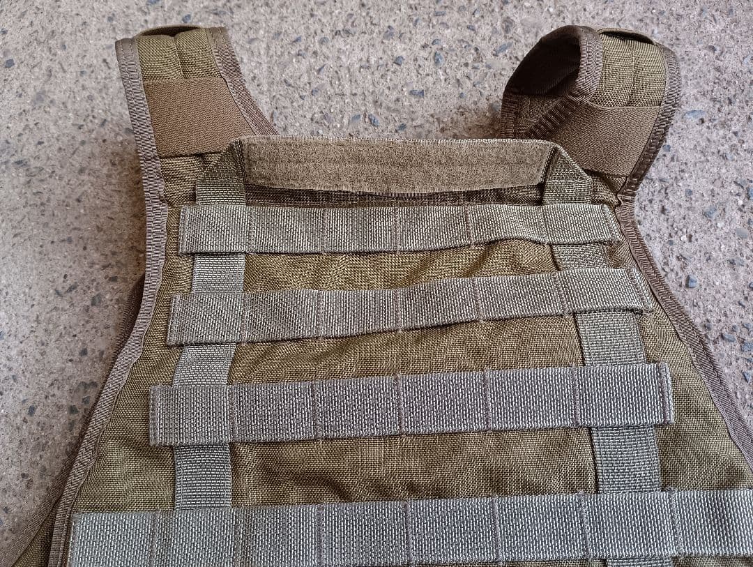 ソ*ニ様 EAGLE MBAV系 プレートキャリア カーキ 実物 放出品