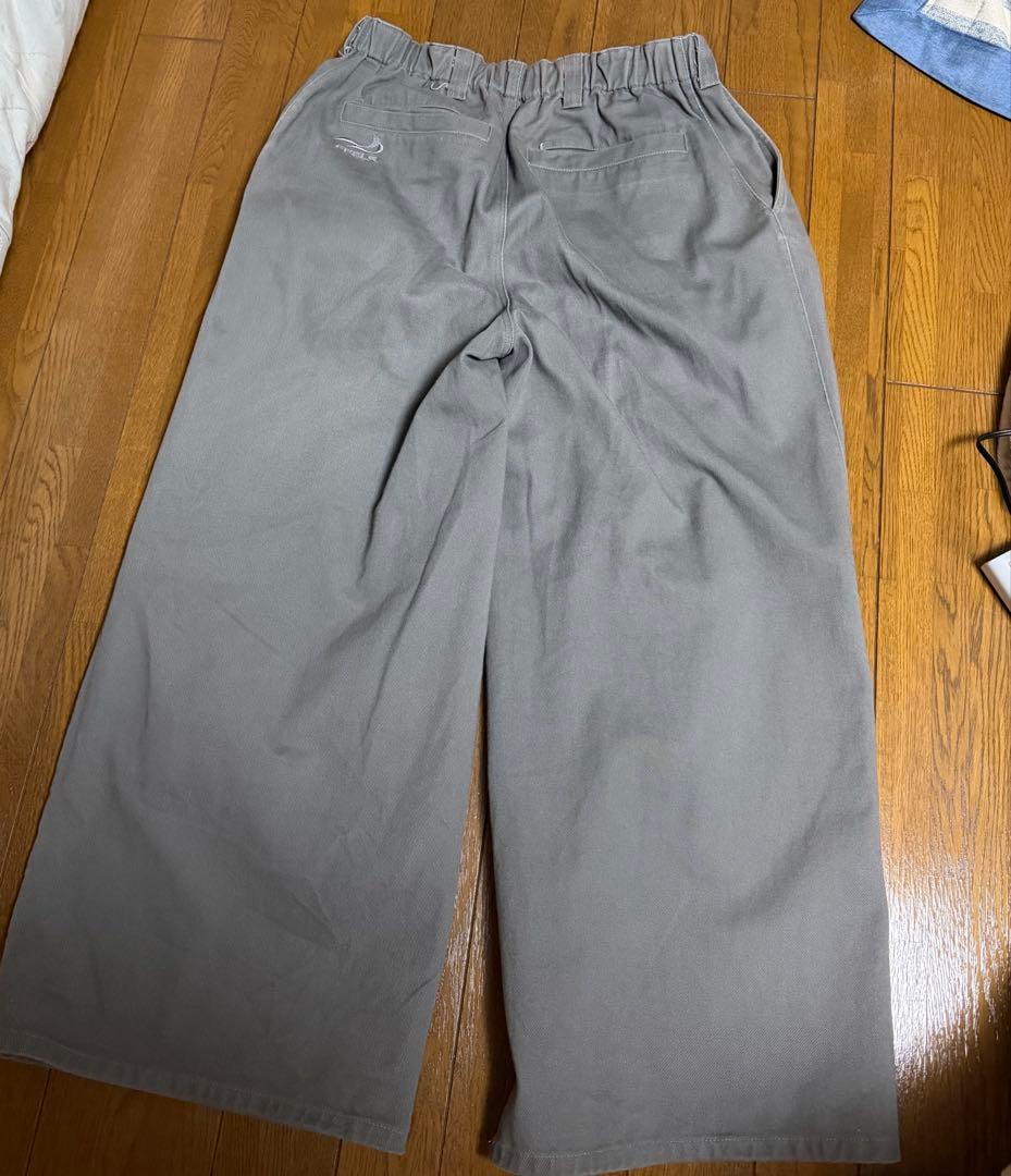 パンツ FEELS WIDE TUCKED TROUSERS GRAY