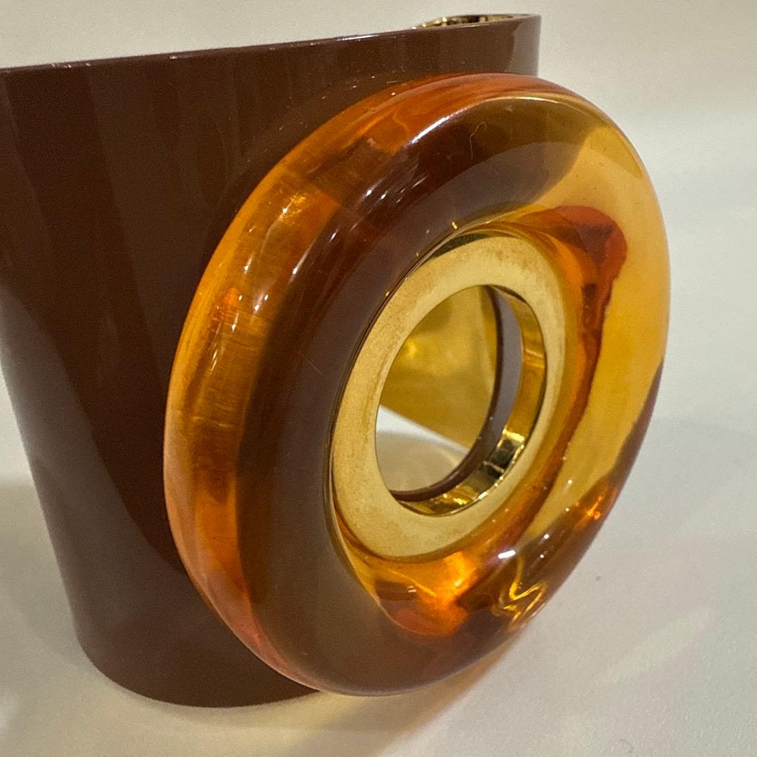 MARNI ブラウンとゴールドのオーバルバングル