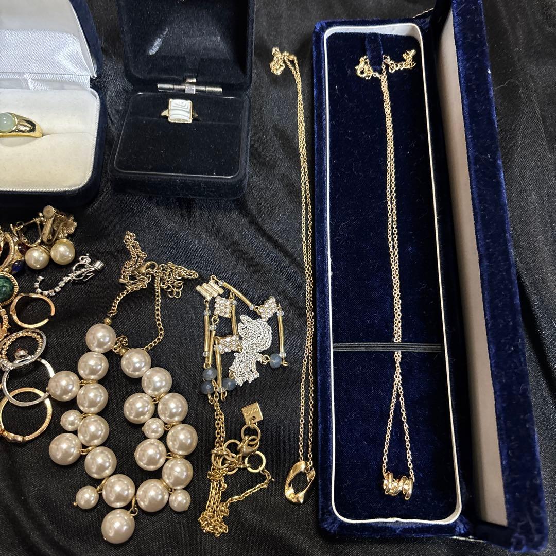 w*8様 生前整理、遺品整理　多彩なデザインのアクセサリー　材質不明