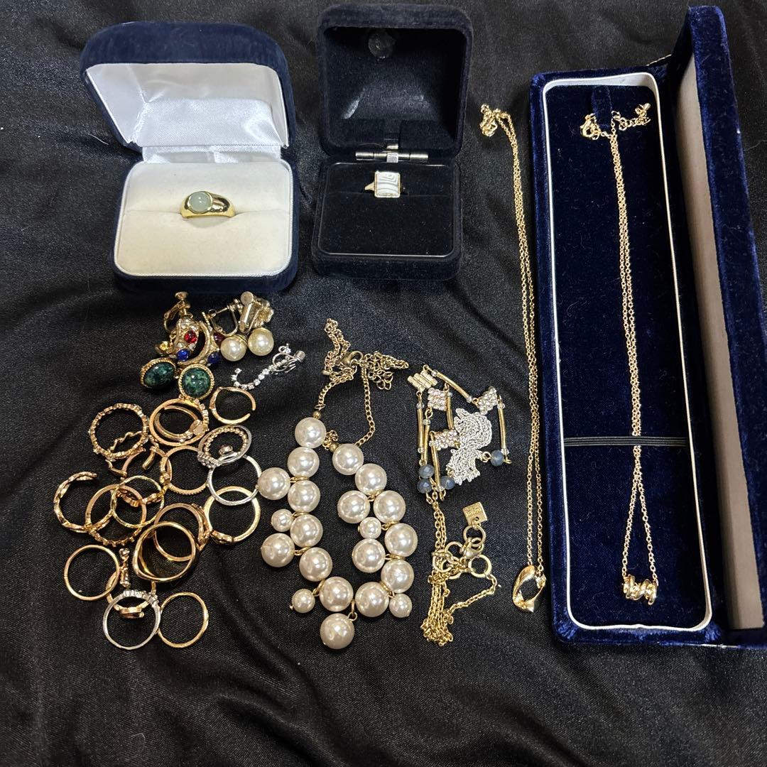 w*8様 生前整理、遺品整理　多彩なデザインのアクセサリー　材質不明