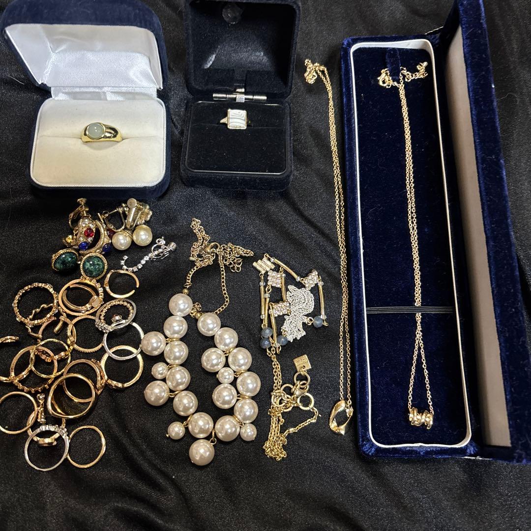 w*8様 生前整理、遺品整理　多彩なデザインのアクセサリー　材質不明