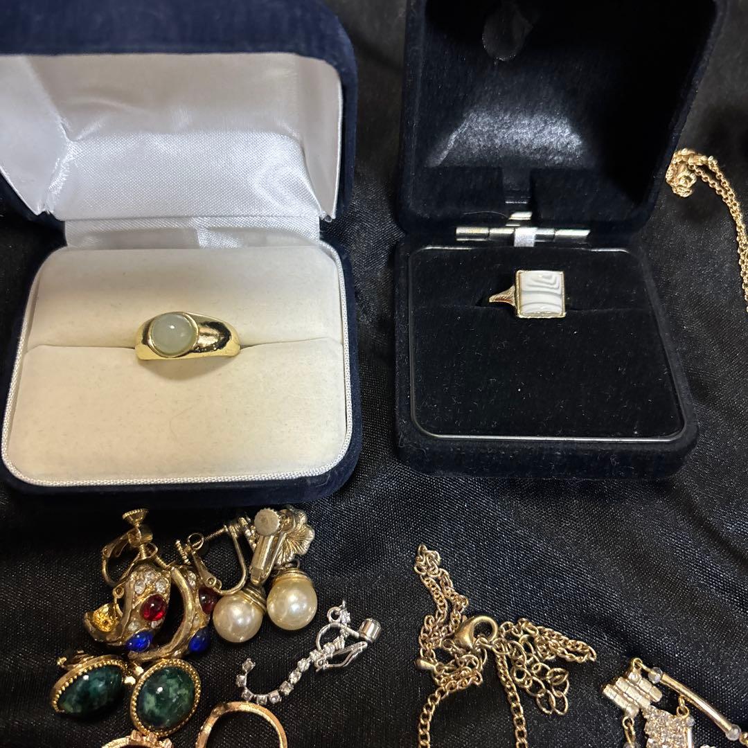 w*8様 生前整理、遺品整理　多彩なデザインのアクセサリー　材質不明