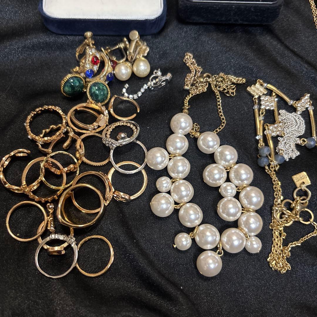 w*8様 生前整理、遺品整理　多彩なデザインのアクセサリー　材質不明