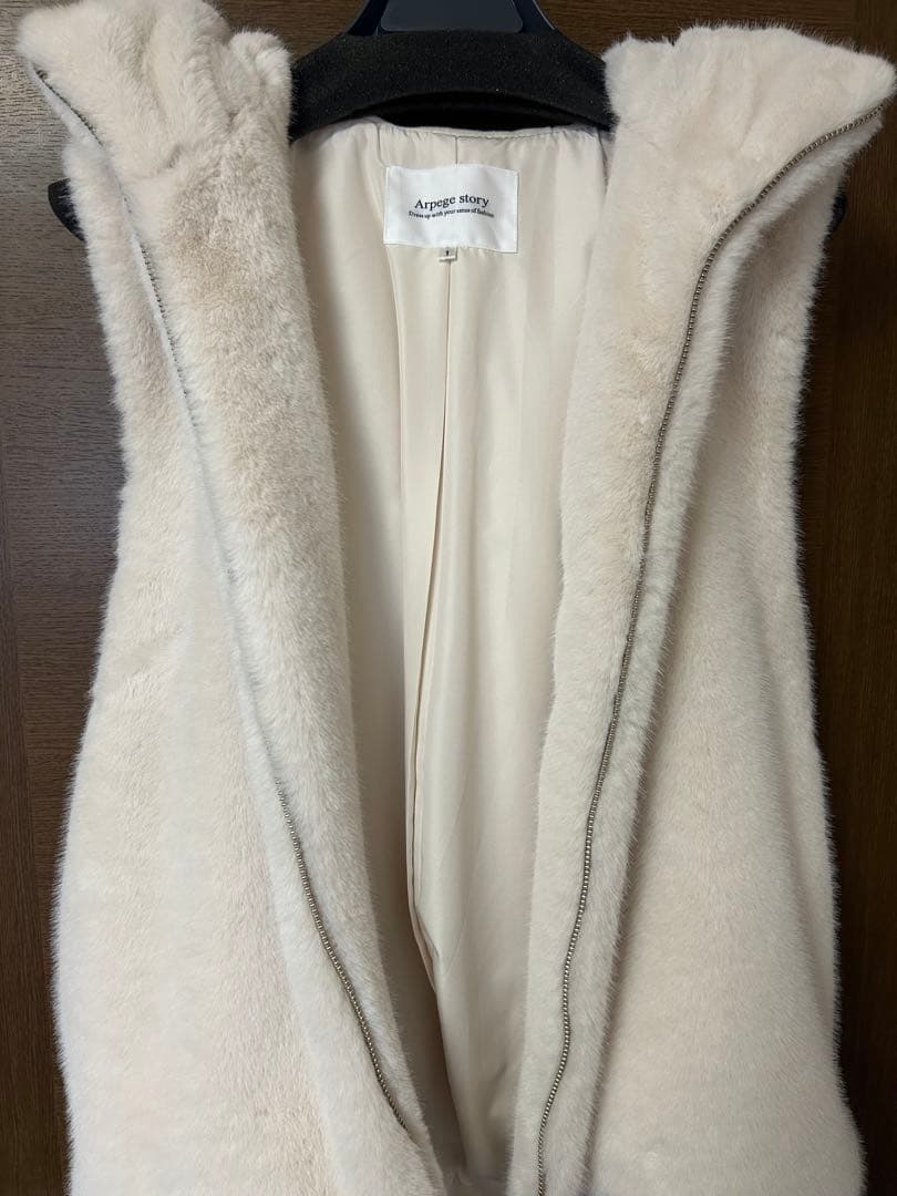 【新品未使用品】Arpege story ファージップベスト　クリーム　S