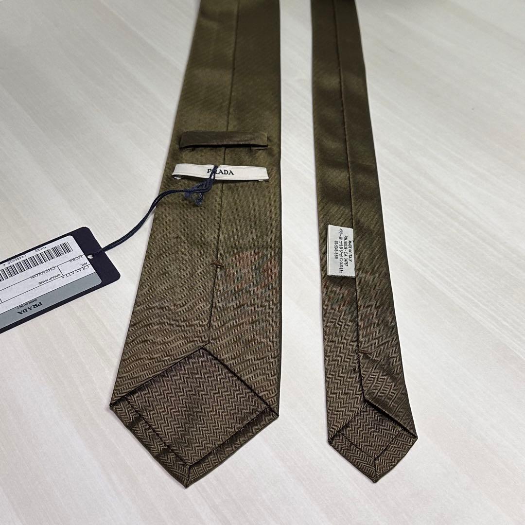 新品タグ付き☆プラダ☆ネクタイ☆カーキ☆ブラウン☆無地☆ヘリンボーン☆518