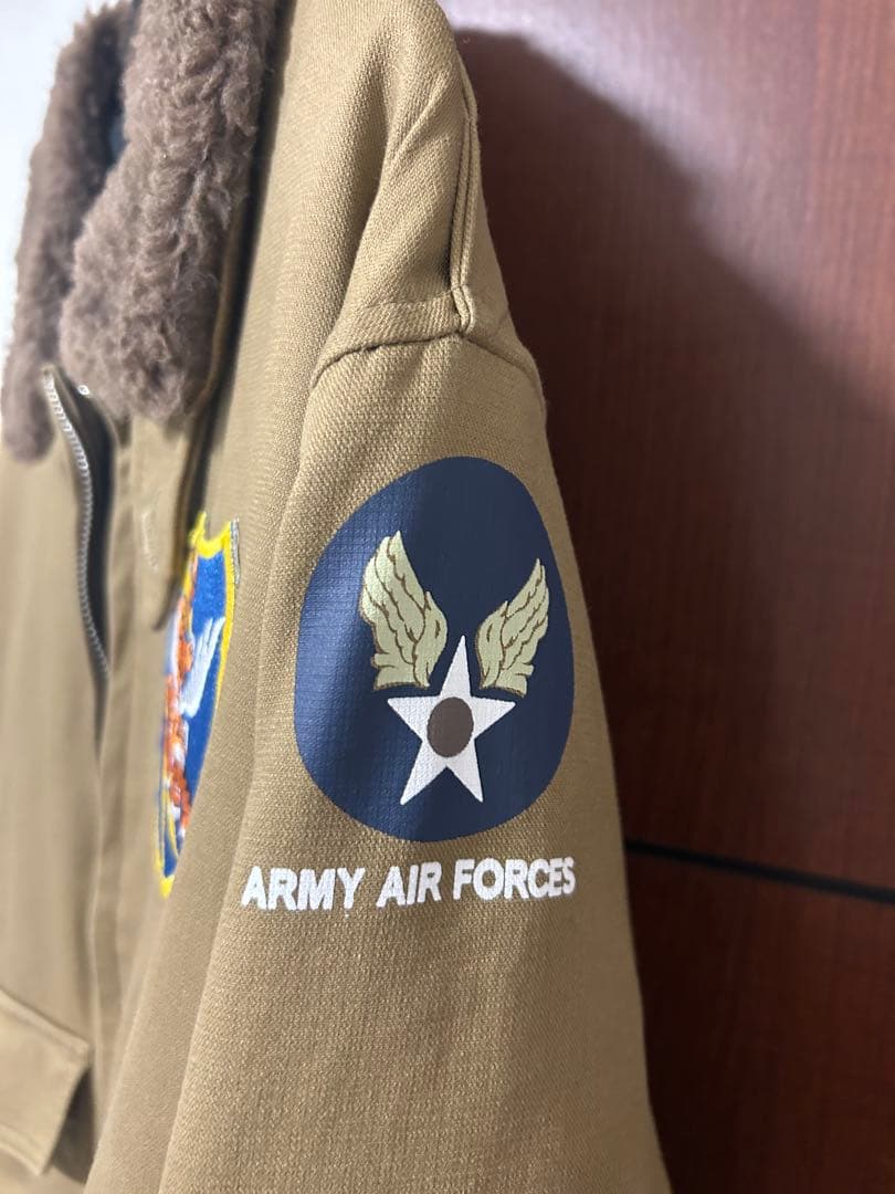 カーキ色ファー付きフライトジャケット