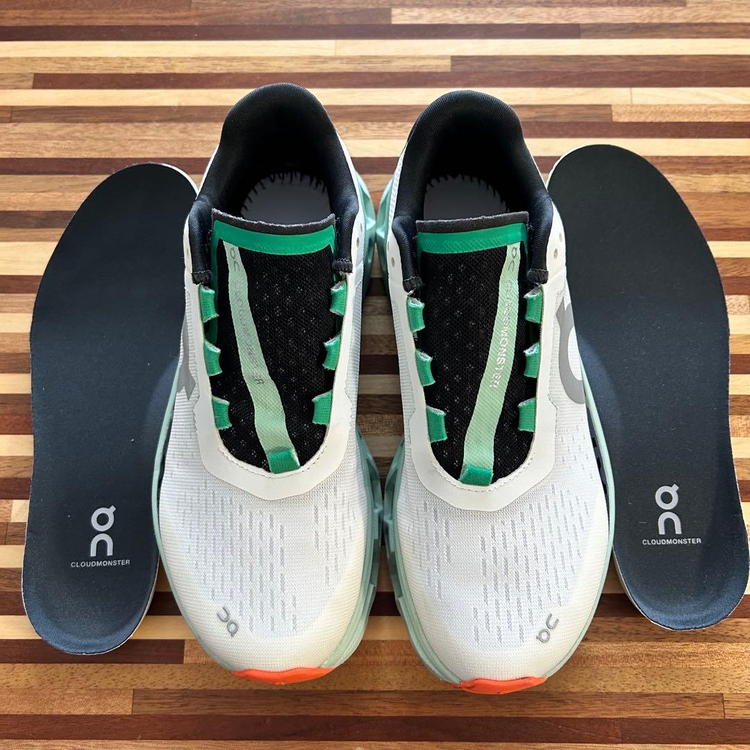 On Cloudmonster クラウドモンスター アンダイドホワイト×クリーク