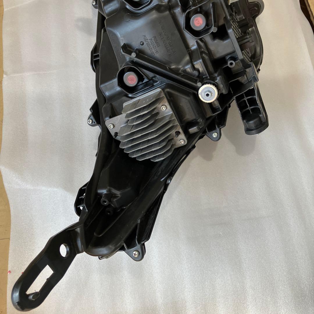 1111 ①トヨタ／ハリアー左ヘッドランプ　LED　81185-48J10