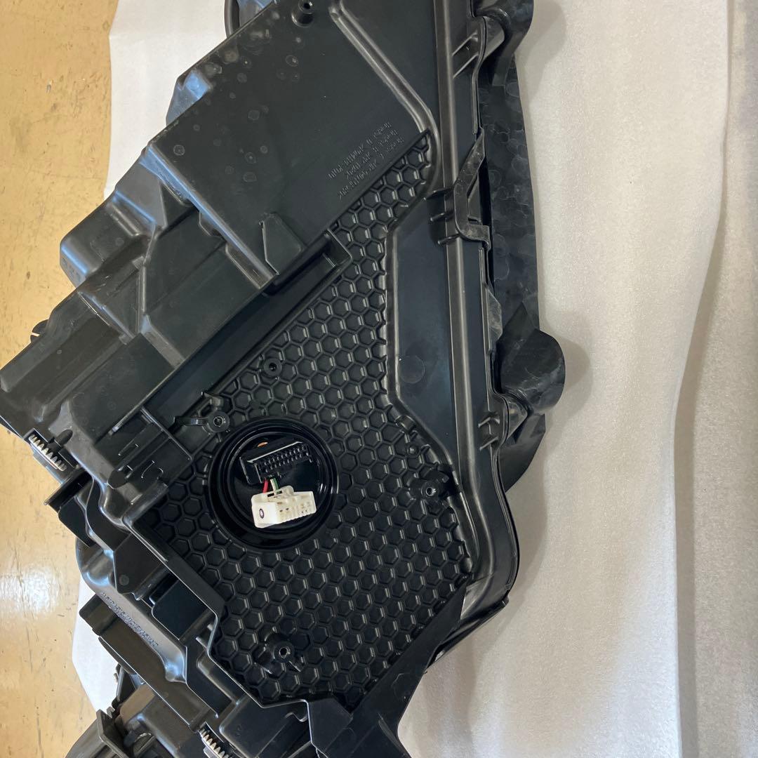 1111 ①トヨタ／ハリアー左ヘッドランプ　LED　81185-48J10