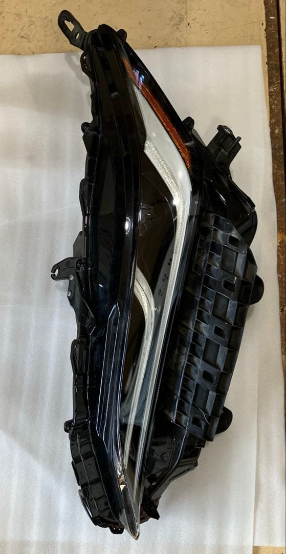 1111 ①トヨタ／ハリアー左ヘッドランプ　LED　81185-48J10