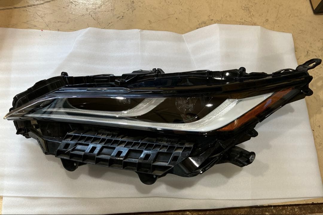 1111 ①トヨタ／ハリアー左ヘッドランプ　LED　81185-48J10