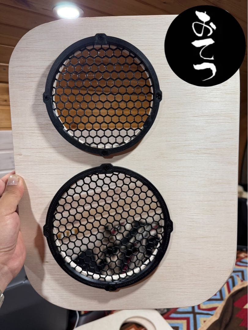 ハイエース WAVE2.3 助手席側小窓用 黒塗装 アタッチメント付き