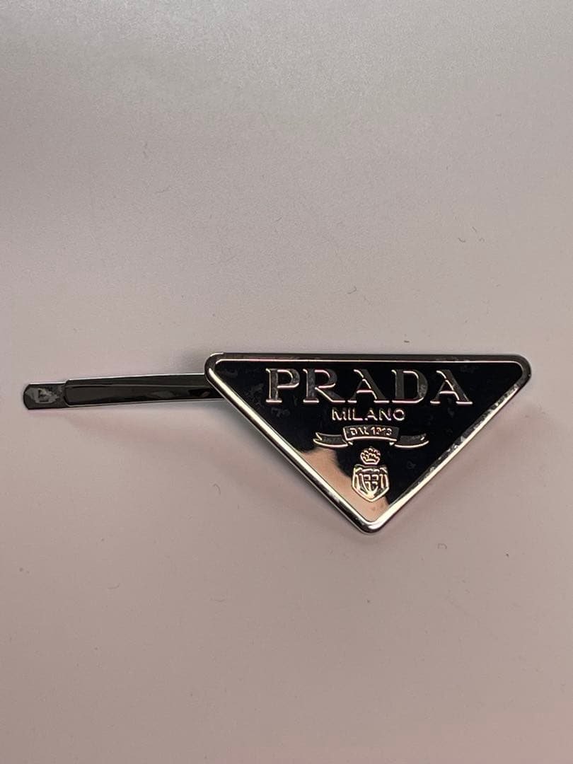 PRADA (プラダ)トライアングルロゴ メタル ヘアクリップ