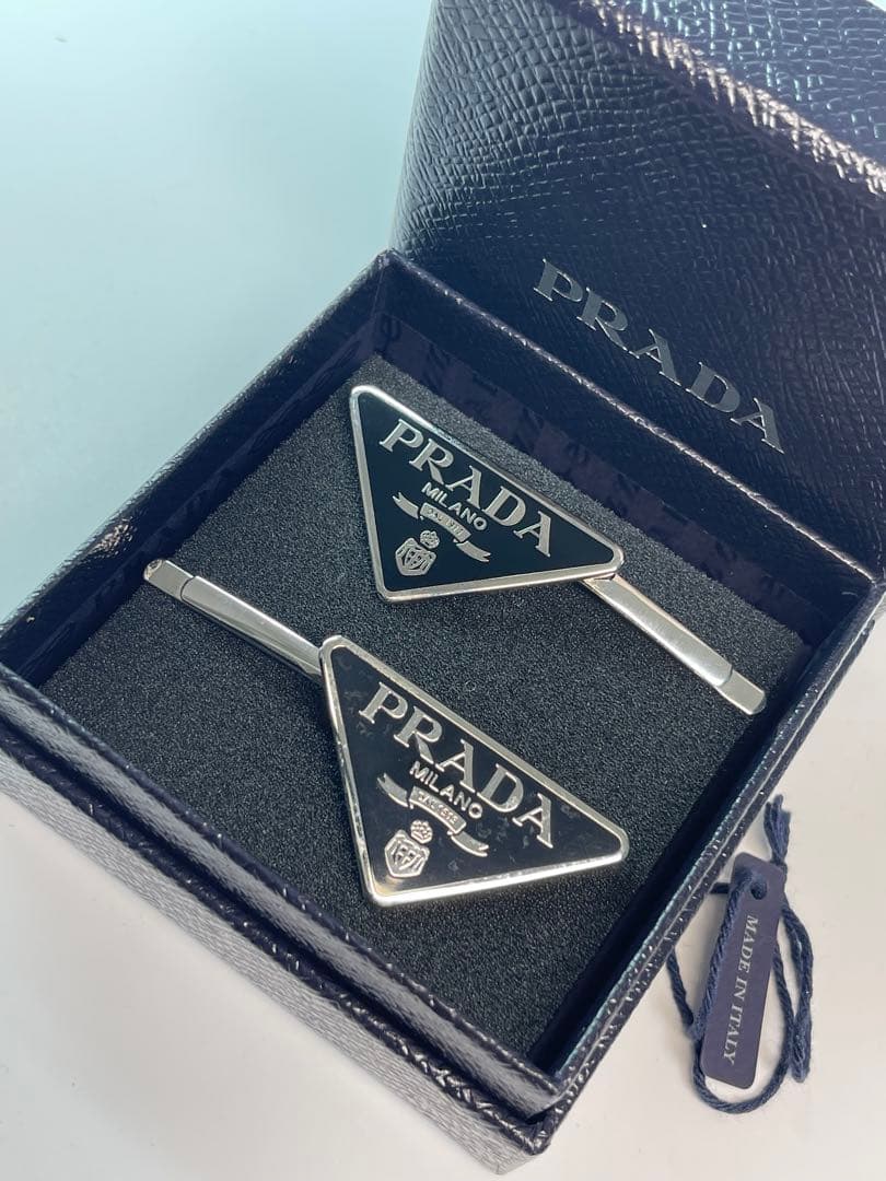 PRADA (プラダ)トライアングルロゴ メタル ヘアクリップ