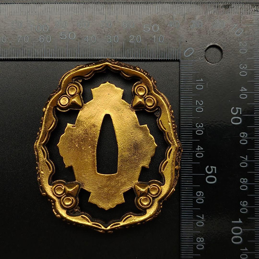 日本刀装具　刀鍔　軍刀拵　菊紋の図　銅地　細工　絵金銀　鍔　刀の鍔　鐔　刀鐔