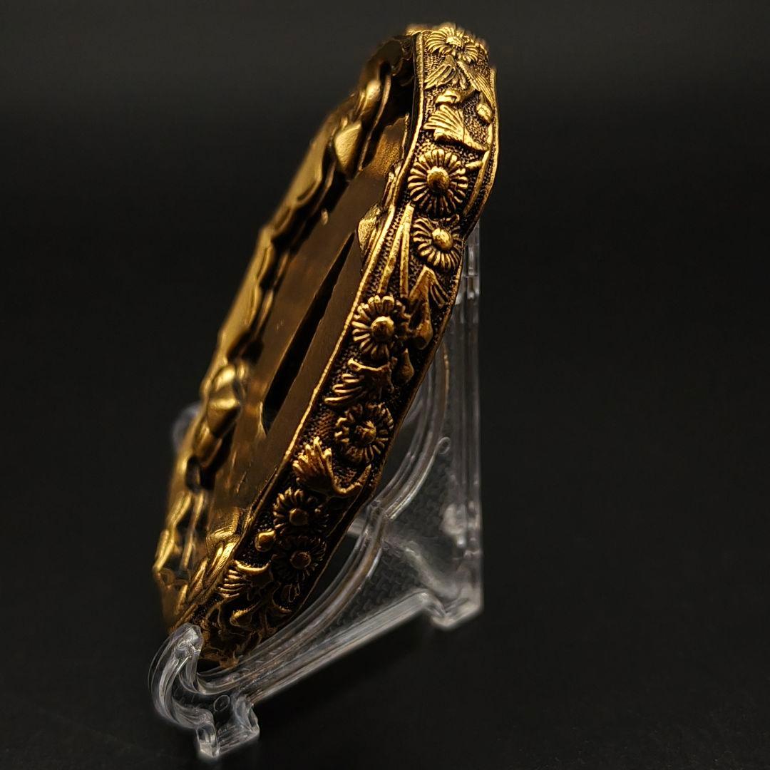 日本刀装具　刀鍔　軍刀拵　菊紋の図　銅地　細工　絵金銀　鍔　刀の鍔　鐔　刀鐔