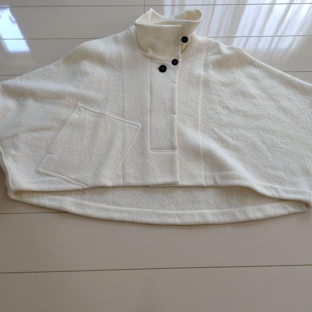 センソユニコ　モユル ホワイト ボタン付き ハイネック ポンチョ