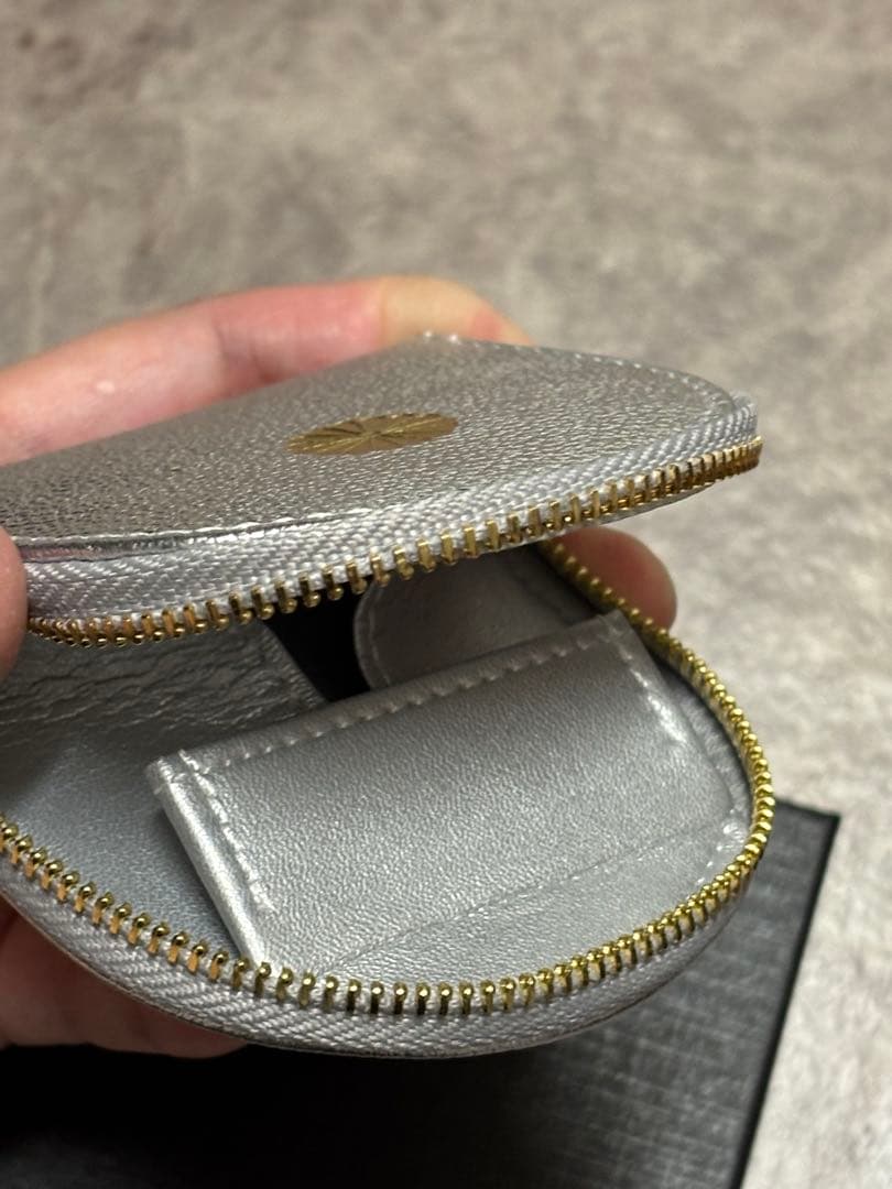 皇居　新品　シルバーにゴールドの菊の御紋　ケース　小銭入れ