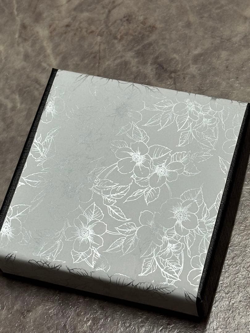 皇居　新品　シルバーにゴールドの菊の御紋　ケース　小銭入れ