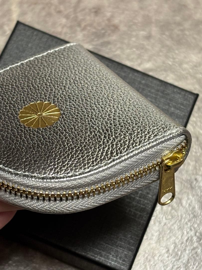皇居　新品　シルバーにゴールドの菊の御紋　ケース　小銭入れ