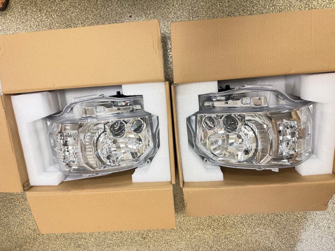 ハイエースヘッドライト　200系　8型　新車外し