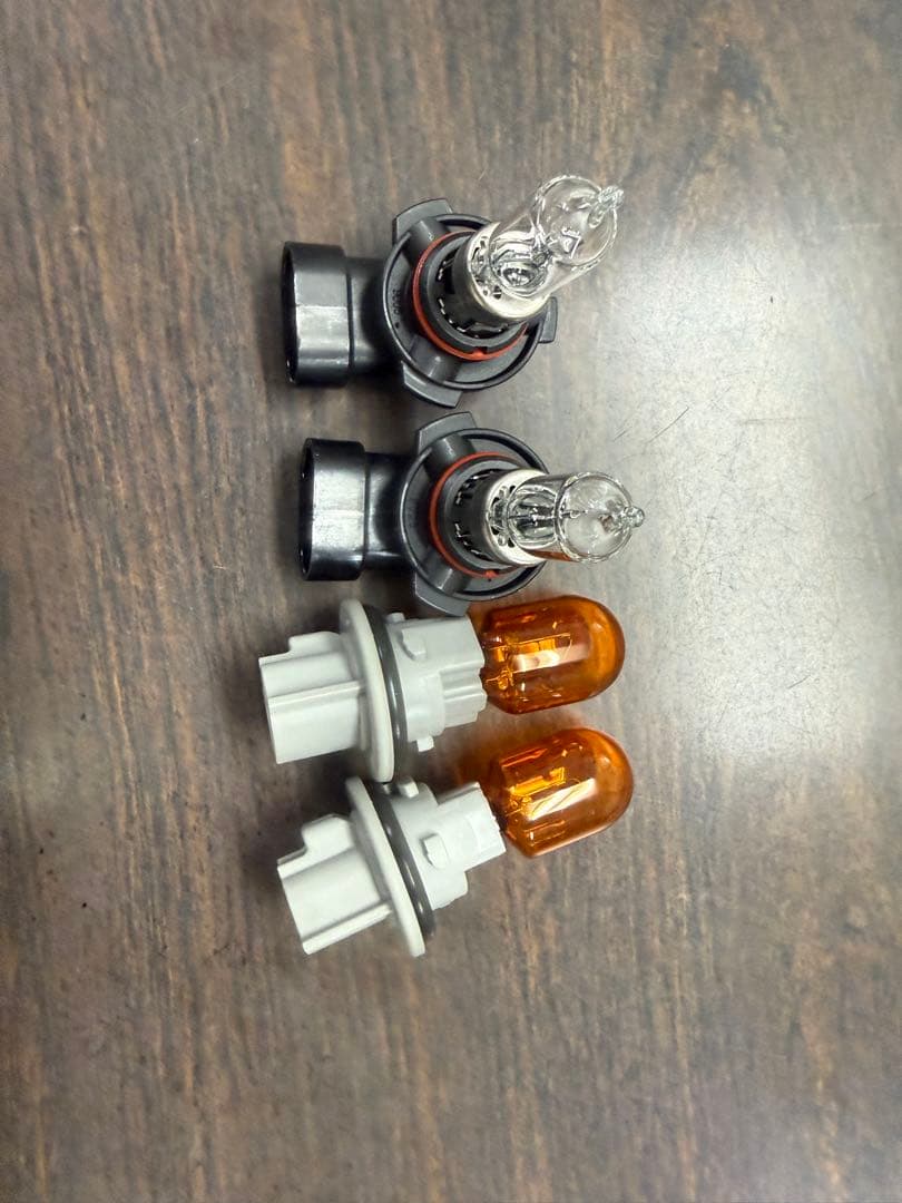 ハイエースヘッドライト　200系　8型　新車外し