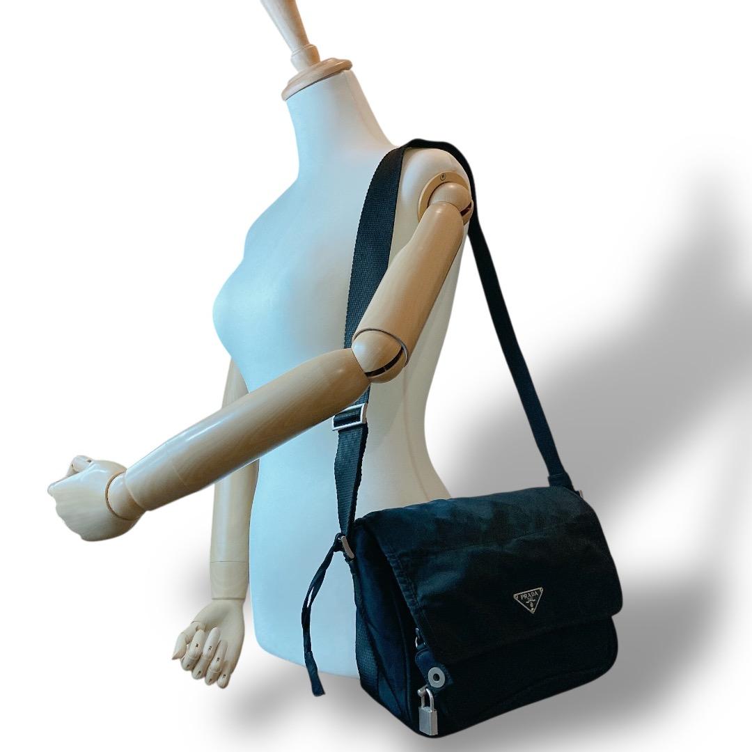 PRADA プラダ ショルダーバッグ フラップ ロゴ　ブラック カメラバッグ