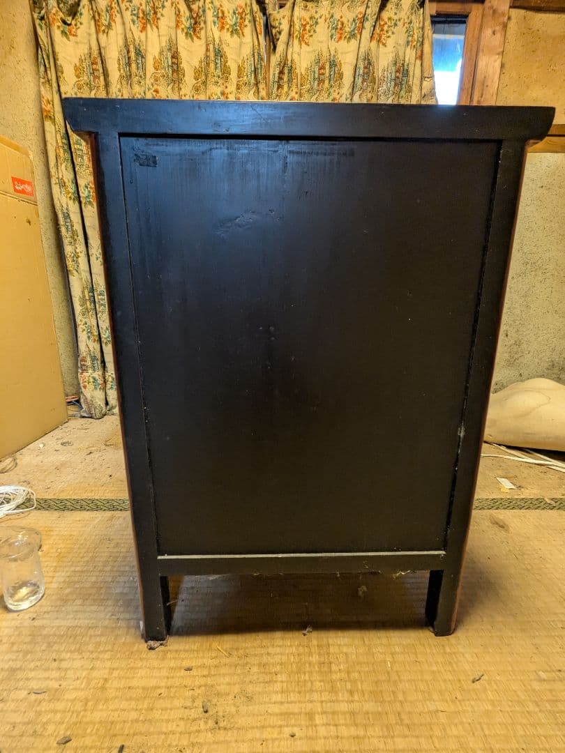 伝統的な赤い木製タンス