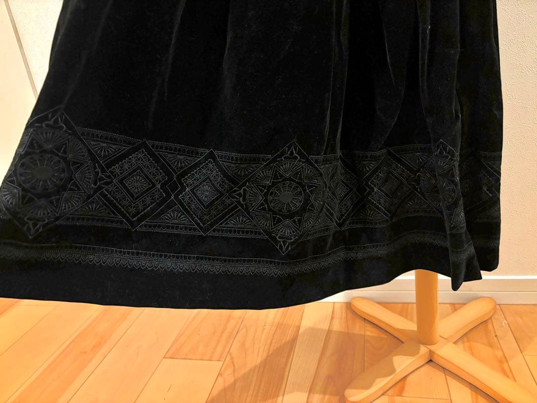 【Her lip to】Embroidered Velour MidiDress