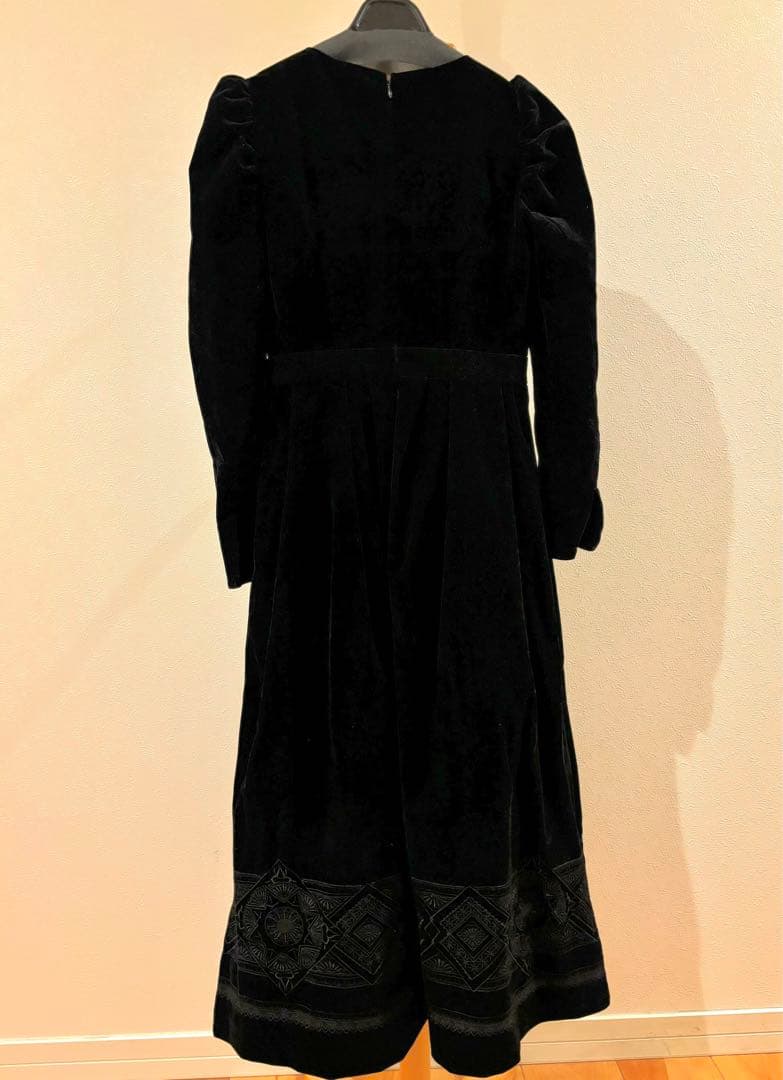 【Her lip to】Embroidered Velour MidiDress