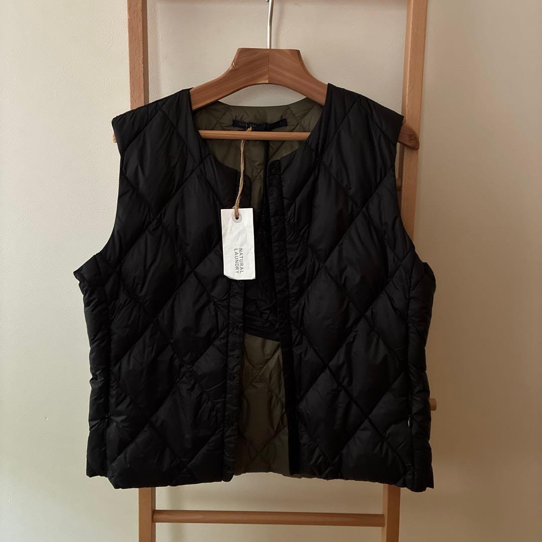 ナチュラルランドリー ライトダウン　ベスト　新品未使用　ブラック×カーキ