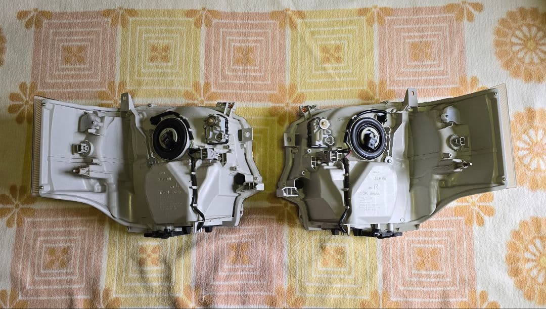 ハイエース7型　純正　LED　ヘッドライト 左右セット