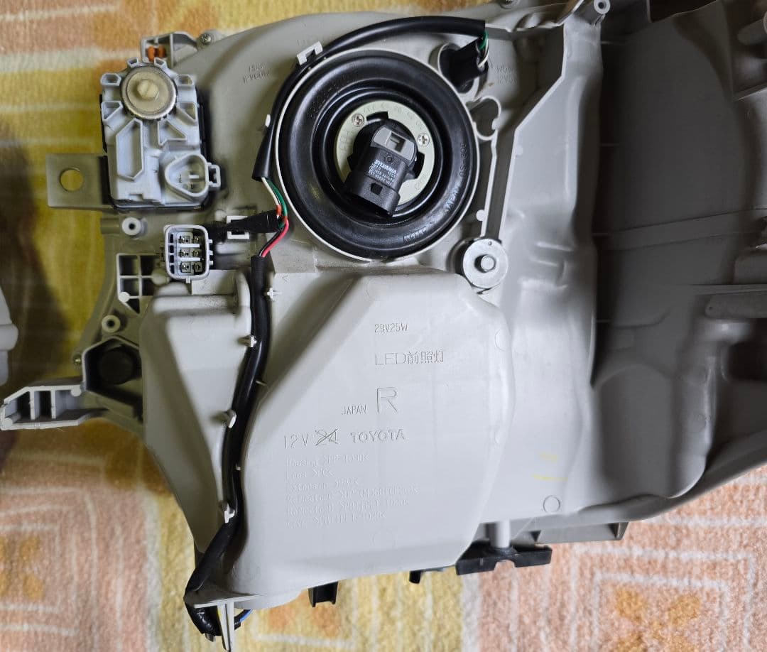 ハイエース7型　純正　LED　ヘッドライト 左右セット