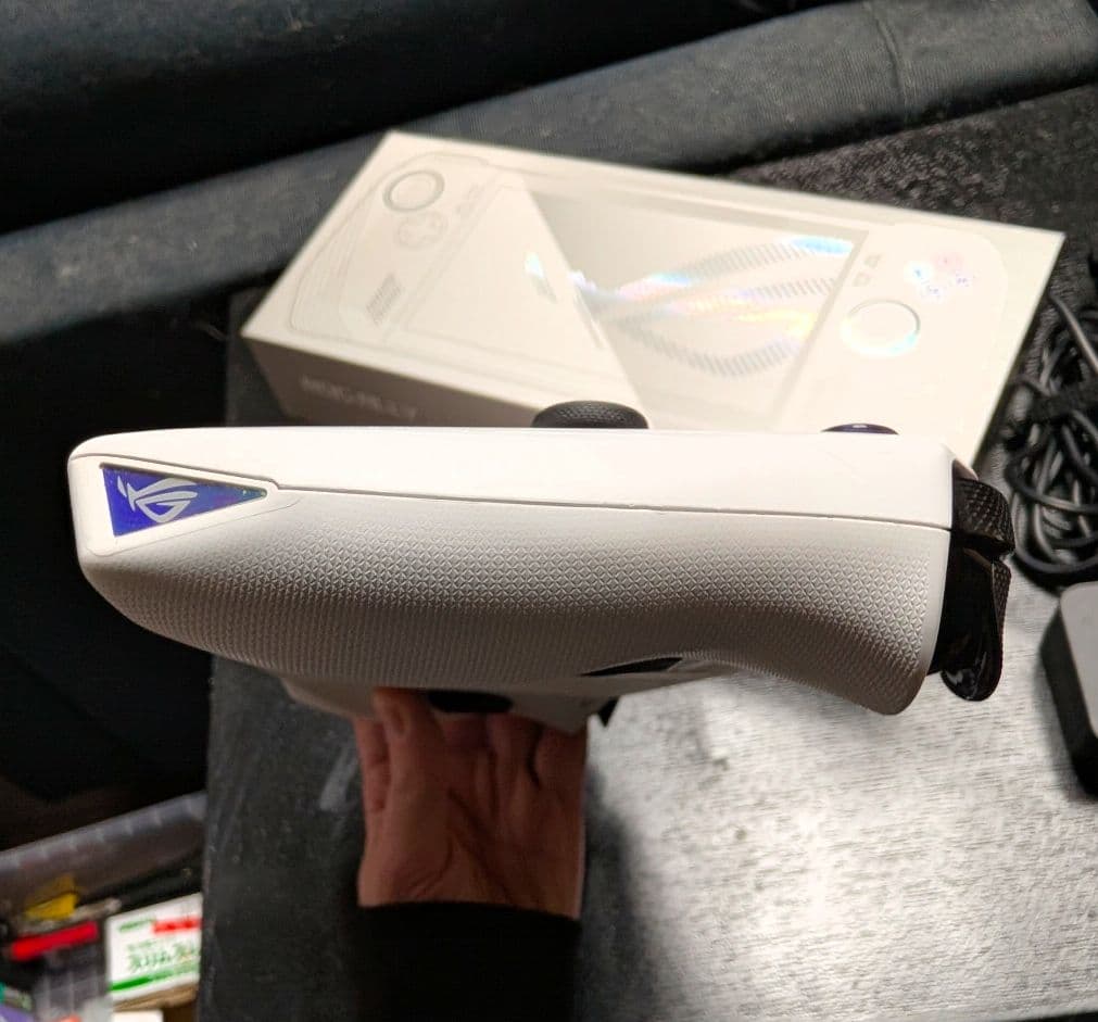 ASUS ROG Ally RC71L Z1E (化粧品による損傷）