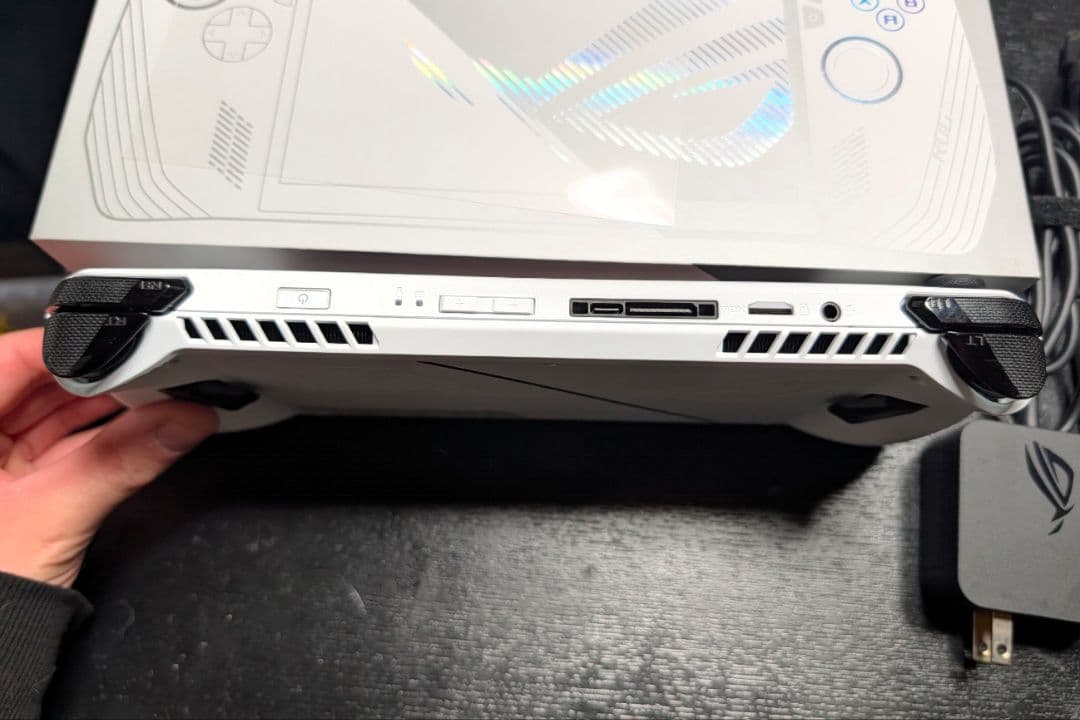 ASUS ROG Ally RC71L Z1E (化粧品による損傷）