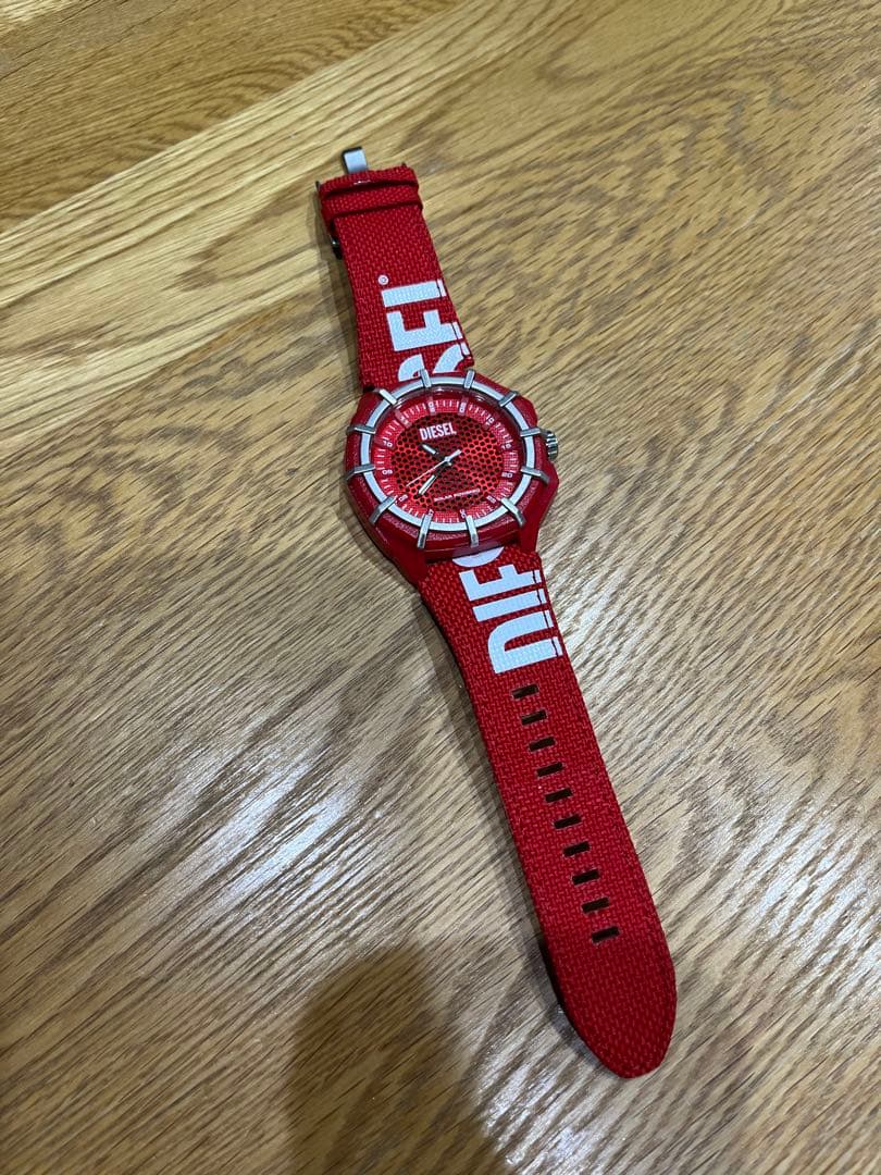 DIESEL レッド 腕時計 ソーラー電池