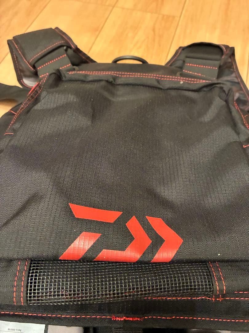 Daiwa フィッシングベスト カモフラージュ ブラック/レッド