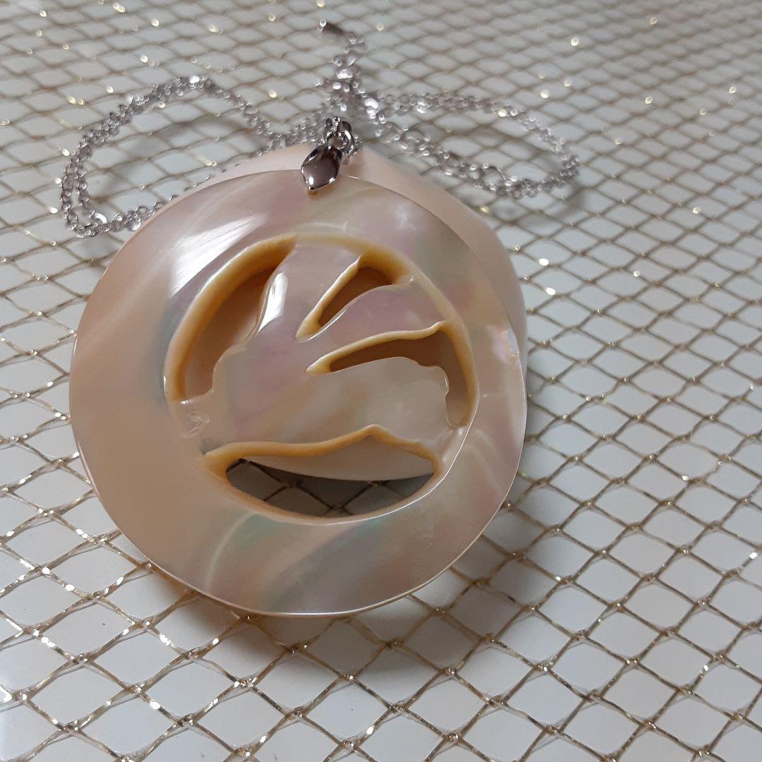 夜光貝　(雪桜様。お取引き中)　『月にウサギ:プルメリア:イルカ』ペンダント。