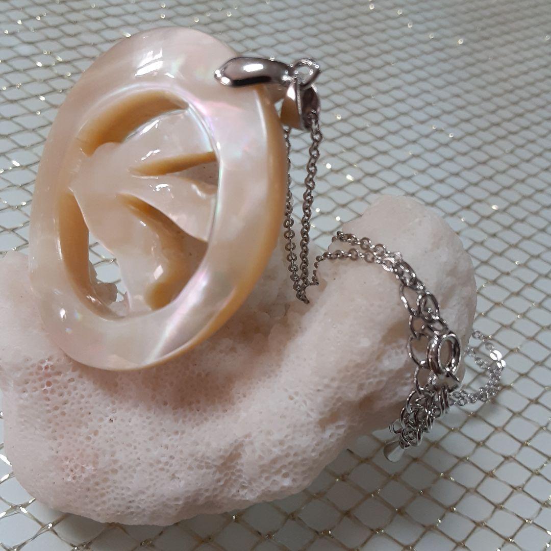 夜光貝　(雪桜様。お取引き中)　『月にウサギ:プルメリア:イルカ』ペンダント。