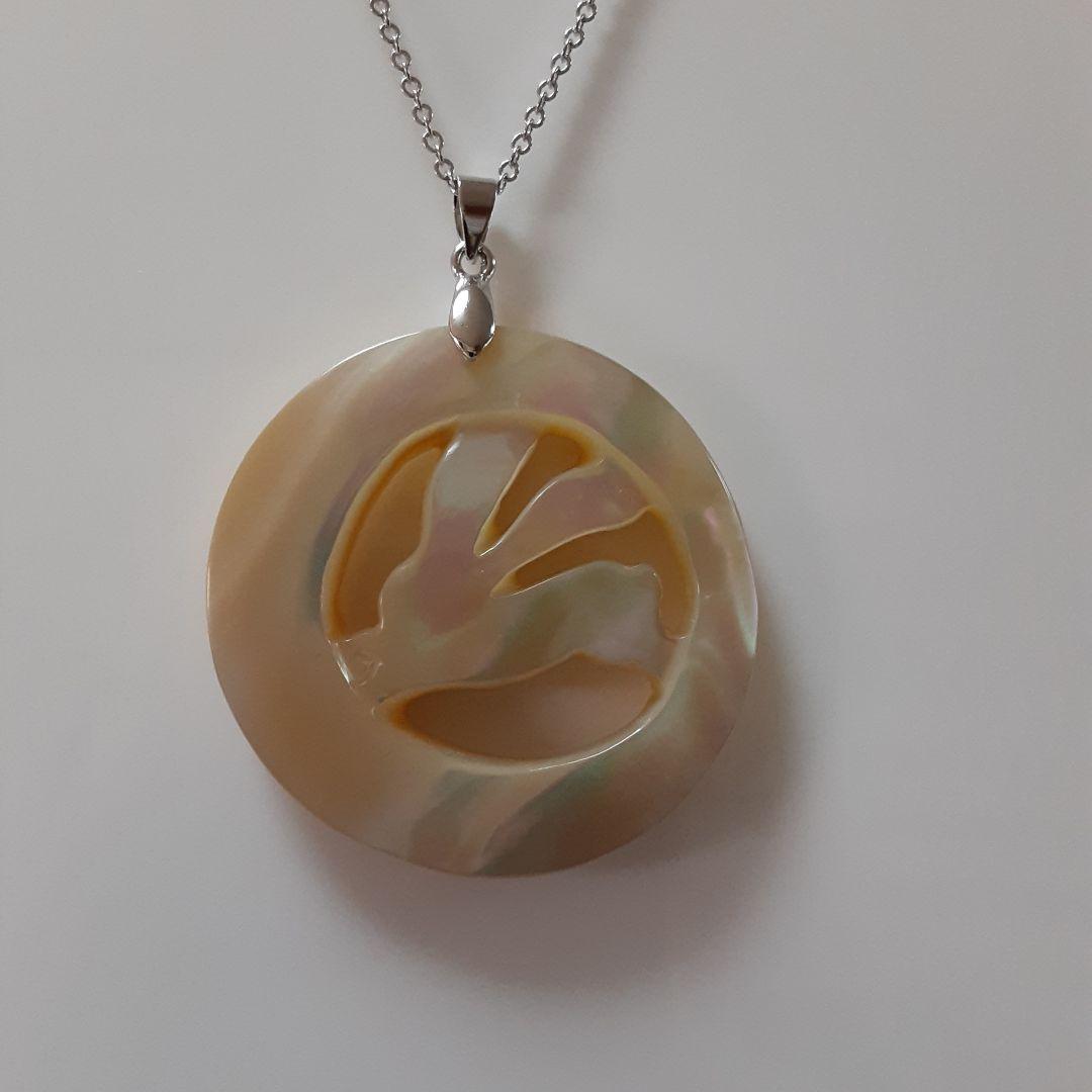 夜光貝　(雪桜様。お取引き中)　『月にウサギ:プルメリア:イルカ』ペンダント。