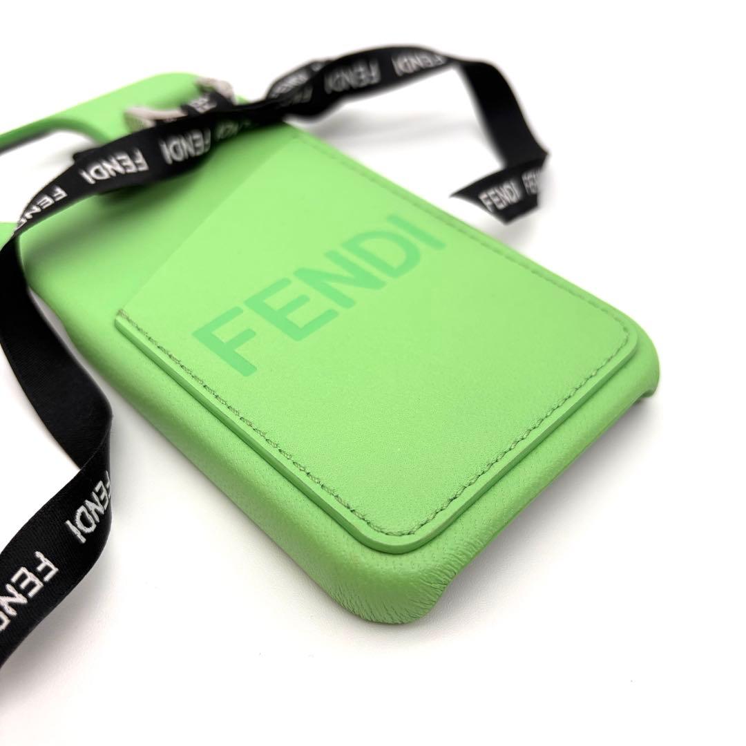 極美品 フェンディ iPhone15 ケース ロゴ レザー エメラルドグリーン