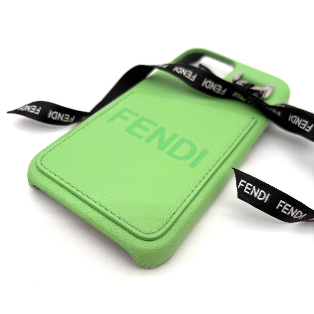 極美品 フェンディ iPhone15 ケース ロゴ レザー エメラルドグリーン