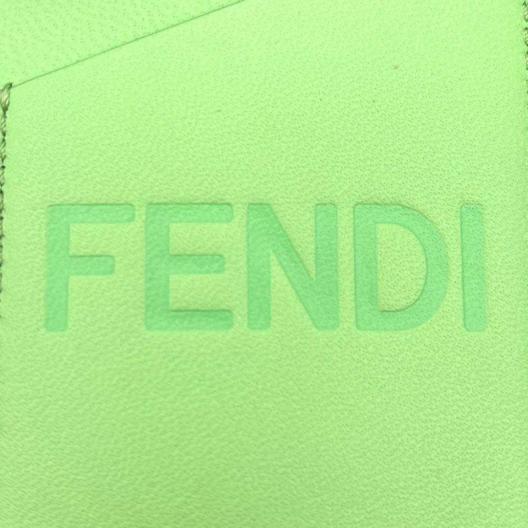 極美品 フェンディ iPhone15 ケース ロゴ レザー エメラルドグリーン